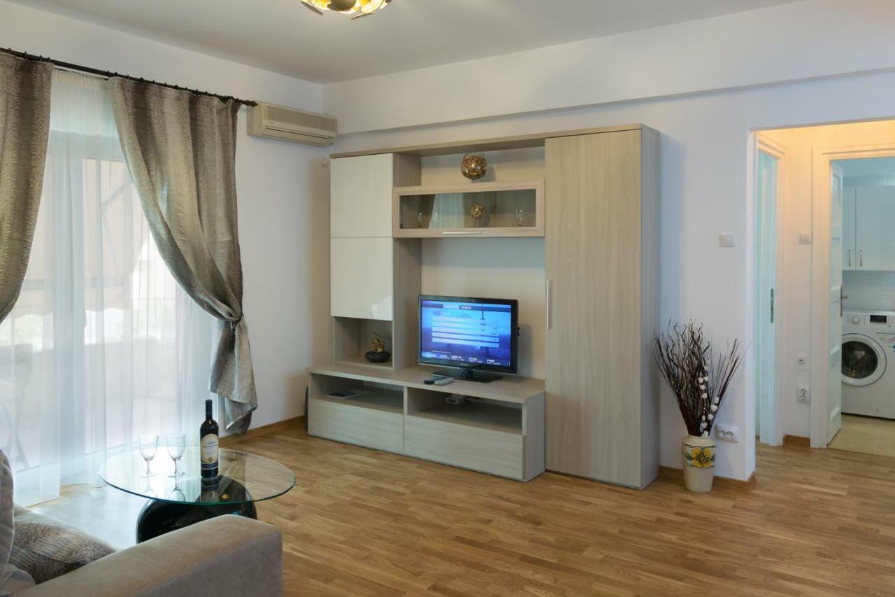 Central Luxury Flat With Terrace - Adela Accommodation - Ideal For Long Stays Bukarest Kültér fotó