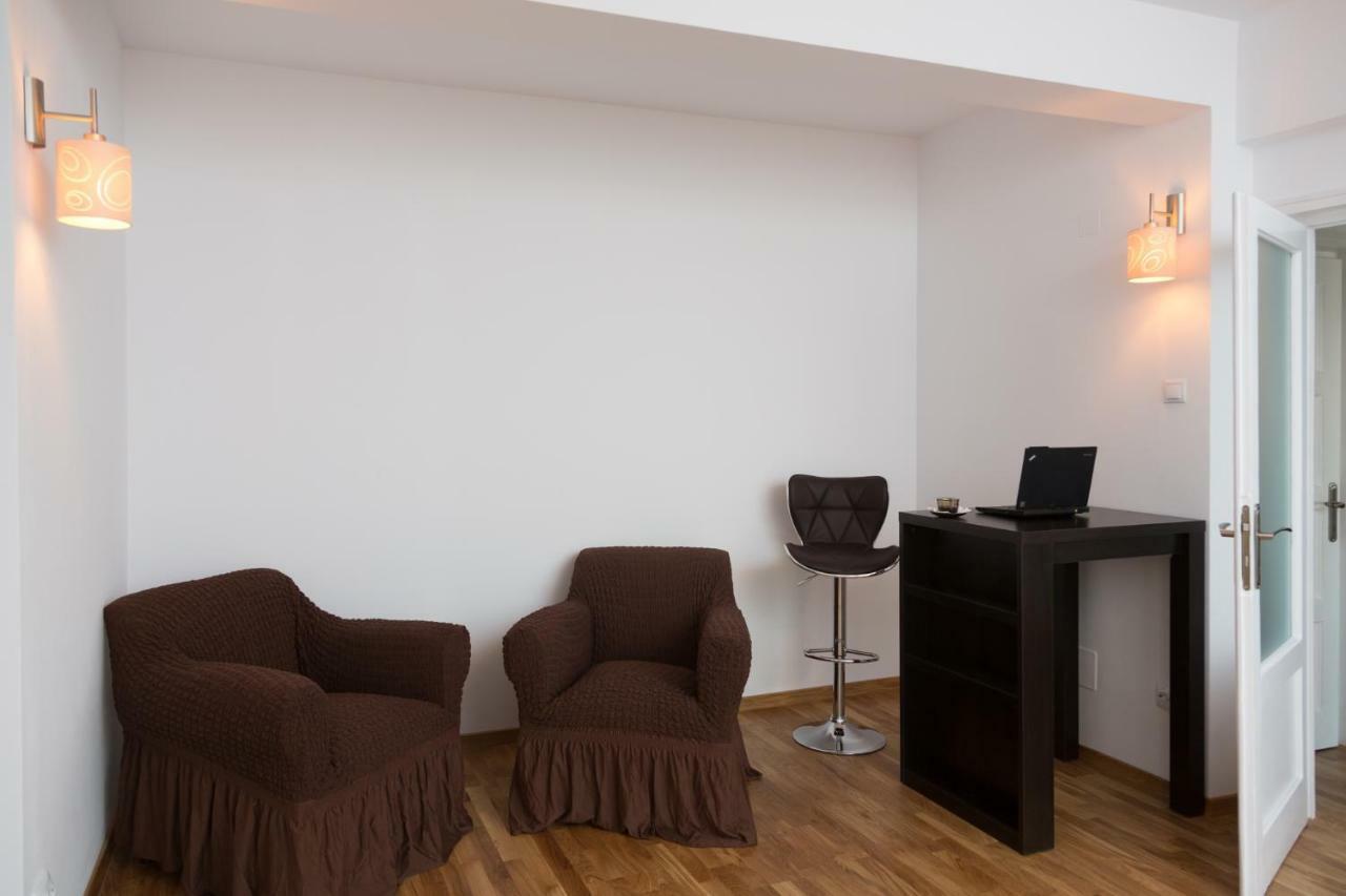 Central Luxury Flat With Terrace - Adela Accommodation - Ideal For Long Stays Bukarest Kültér fotó